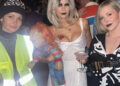 Nina Dobrev aparentemente zomba do noivado quebrado de Shaun White com a fantasia de Halloween de 'Noiva de Chucky'