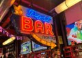 No Topeka's Boobie Trap Bar, o clima é de música ao vivo, karaokê e muito mais
