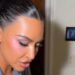 'Not a F Barista' de Kim Kardashian enquanto ela prepara uma dose de tequila gelada