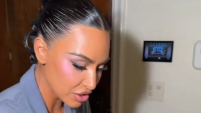 'Not a F Barista' de Kim Kardashian enquanto ela prepara uma dose de tequila gelada