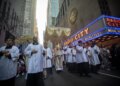 Nova York vê aumento de conversões católicas em meio a tendências nacionais mais amplas