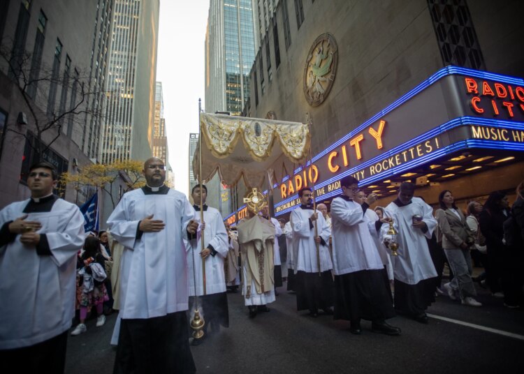 Nova York vê aumento de conversões católicas em meio a tendências nacionais mais amplas