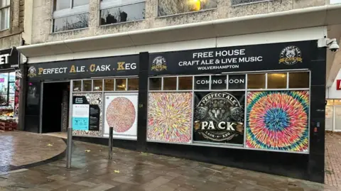 Novo bar de Wolverhampton homenageia seu passado em loja de música