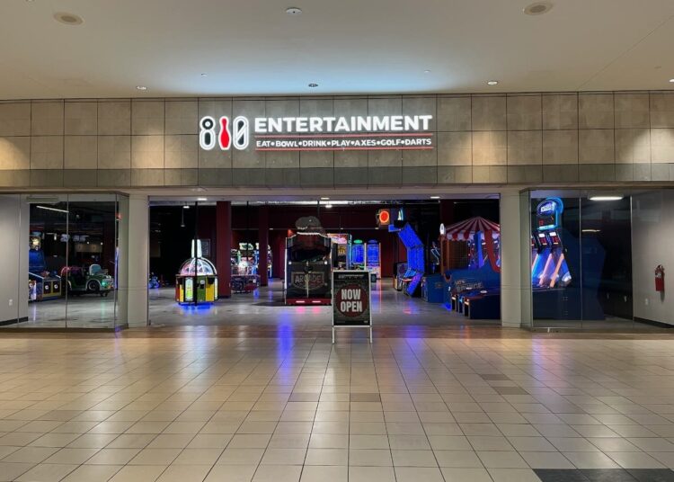 Novo entretenimento 810 com boliche e jogos é inaugurado no Dulles Town Center