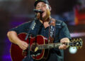 O astro country Luke Combs compartilha quem ele escolheria para o artista do ano da CMA