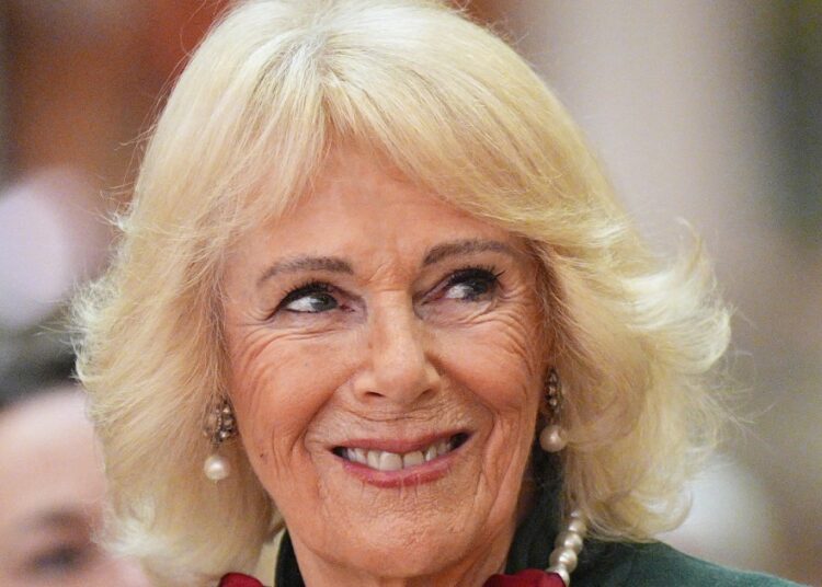 O broche da rainha Camilla é um presente secreto do rei Charles?