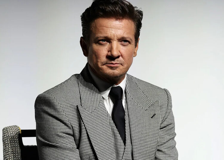 O cineasta afirma que Jeremy Renner enviou imagens 'íntimas' não solicitadas e ameaçou chamar o ICE para ela