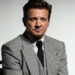O cineasta afirma que Jeremy Renner enviou imagens 'íntimas' não solicitadas e ameaçou chamar o ICE para ela