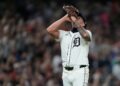 O arremessador substituto do Detroit Tigers, Alex Lange, reage após a vitória de seu time sobre o Houston Astros...