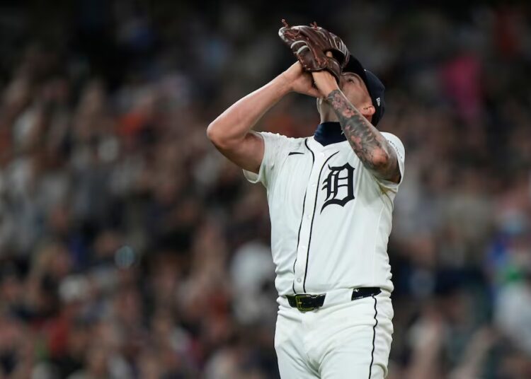 O arremessador substituto do Detroit Tigers, Alex Lange, reage após a vitória de seu time sobre o Houston Astros...