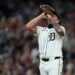 O arremessador substituto do Detroit Tigers, Alex Lange, reage após a vitória de seu time sobre o Houston Astros...