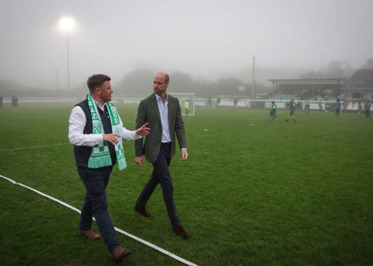 O fã de futebol, Príncipe William, pega a estrada para ver como a comunidade local tornou o jogo mais fácil na Cornualha
