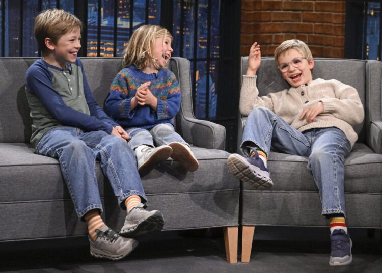 O filho de 4 anos de Seth Meyers faz uma aparição hilária no 'Late Night' - NBC Chicago