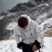 O filho de John Travolta, Ben, 14, parece crescido enquanto o pai compartilha um vídeo raro de um adolescente subindo uma montanha na Noruega