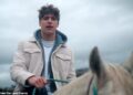 O filho rapper de Justin Trudeau parece pior do que nunca no último videoclipe, apesar do crescente romance do pai com Katy Perry