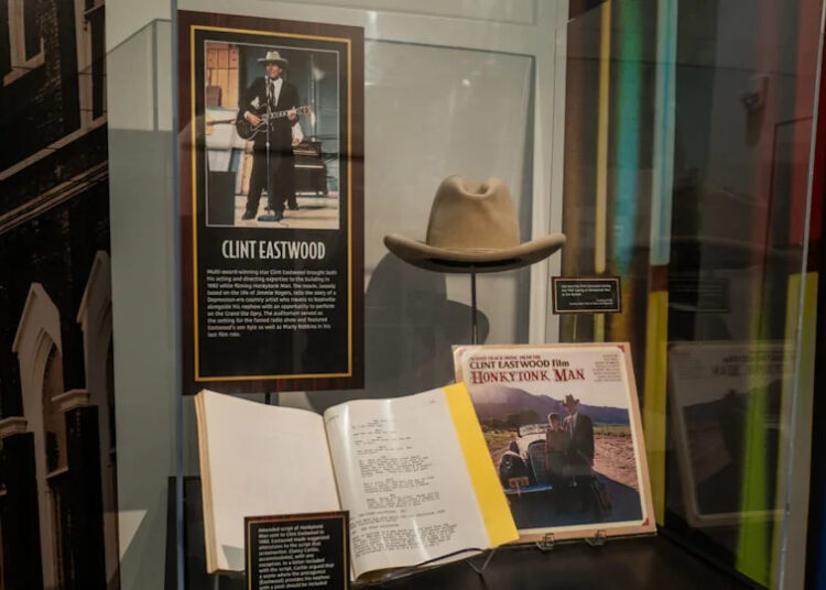 O filme de música country esquecido de Clint Eastwood recebe uma nova homenagem surpreendente em Nashville