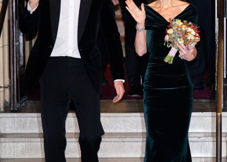 O grande retorno de Kate Middleton à Royal Variety em um vestido inspirado no Natal e joias da Rainha Elizabeth II
