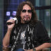 O guitarrista fundador do Kiss, Ace Frehley, morreu devido aos ferimentos sofridos na queda, mostra autópsia