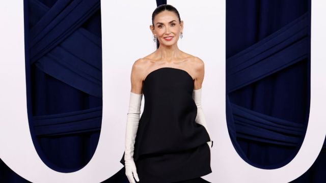 O look Balenciaga de Demi Moore precisa de mais ajuste