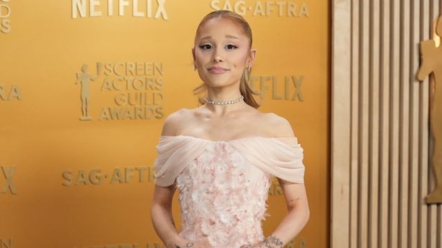 O look do vestido sem alças de Ariana Grande é ‘de tirar o fôlego’