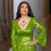 O look ousado de Salma Hayek em vestido verde é ‘absolutamente lindo’