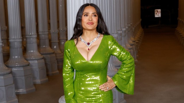 O look ousado de Salma Hayek em vestido verde é ‘absolutamente lindo’