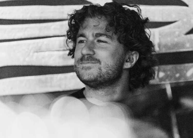 O novo EP de Gabriel Giammaria 'As I Wait' oferece canções de oração e reflexão