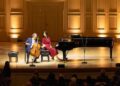 O prefeito de Boston, Wu, se apresenta ao lado do famoso violoncelista Yo-Yo Ma no Symphony Hall