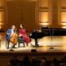 O prefeito de Boston, Wu, se apresenta ao lado do famoso violoncelista Yo-Yo Ma no Symphony Hall