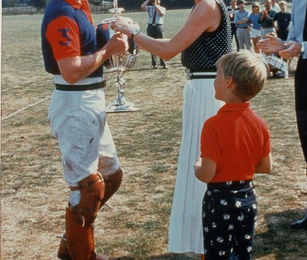 O príncipe William e Harry chamaram carinhosamente o ex-amante da princesa Diana de 'tio James' antes de descobrirem 'intimidades embaraçosas' em seu relacionamento, afirma o autor real