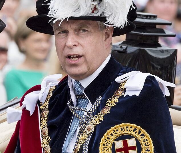 O que você dá ao homem que perdeu tudo? Andrew Mountbatten Windsor pode receber um HÍFEN em seu sobrenome de plebeu – a pedido da falecida Rainha
