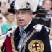 O que você dá ao homem que perdeu tudo? Andrew Mountbatten Windsor pode receber um HÍFEN em seu sobrenome de plebeu – a pedido da falecida Rainha