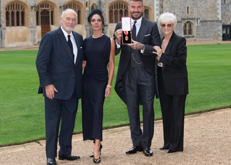 O recém-nomeado David Beckham agora tem um título real oficial - e a esposa Victoria também