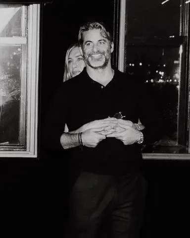 O tributo de Jennifer Aniston a 'My Love' Jim Curtis faz Reese Witherspoon, Amy Schumer, mais desmaios: 'Healing Kind Angels'