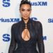 O vestido ousado com fenda de Kim Kardashian é um ‘serviço’