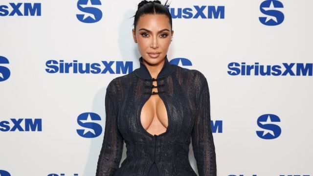 O vestido ousado com fenda de Kim Kardashian é um ‘serviço’