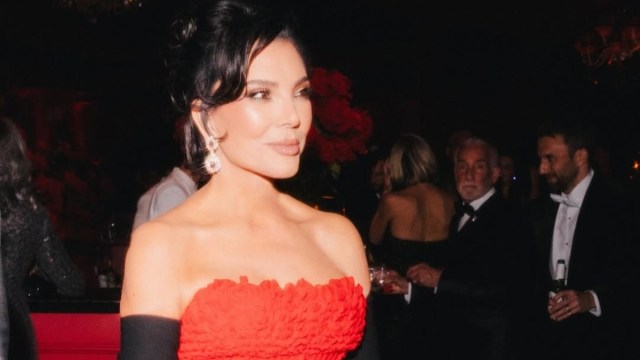 O vestido vermelho sem alças da 'Aniversariante' Kris Jenner é impossível de ignorar