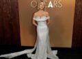 O visual do vestido sem alças de Sydney Sweeney é um pacote completo