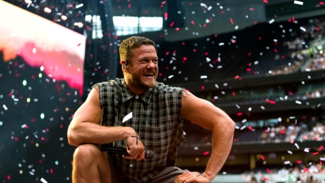 O visual sem camisa de Dan Reynolds é impossível de ignorar