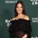 Olivia Munn tem fãs ‘obcecados’ por seu vestido preto transparente