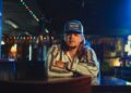 On The Row: Colin Stough traz risadas e novas músicas