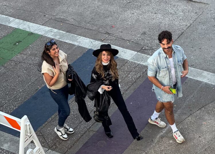 Paula Abdul foi flagrada caminhando na Cedar Springs Road em Oak Lawn em 15 de novembro de 2025.