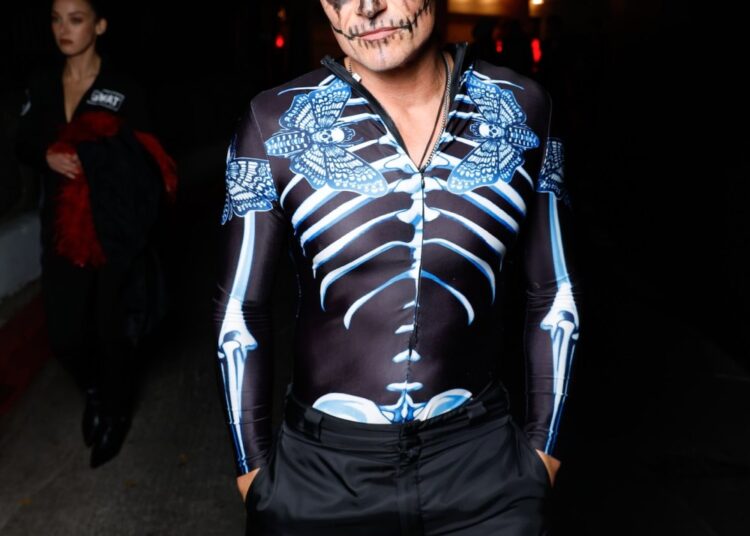 Orlando Bloom posa com atriz vestida de Katy Perry para o Halloween
