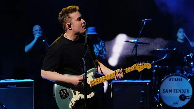 Ouça a nova música de Sam Fender, 'I'm Always on Stage'