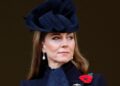 Palace divulga foto de Kate Middleton sozinha depositando uma coroa de flores