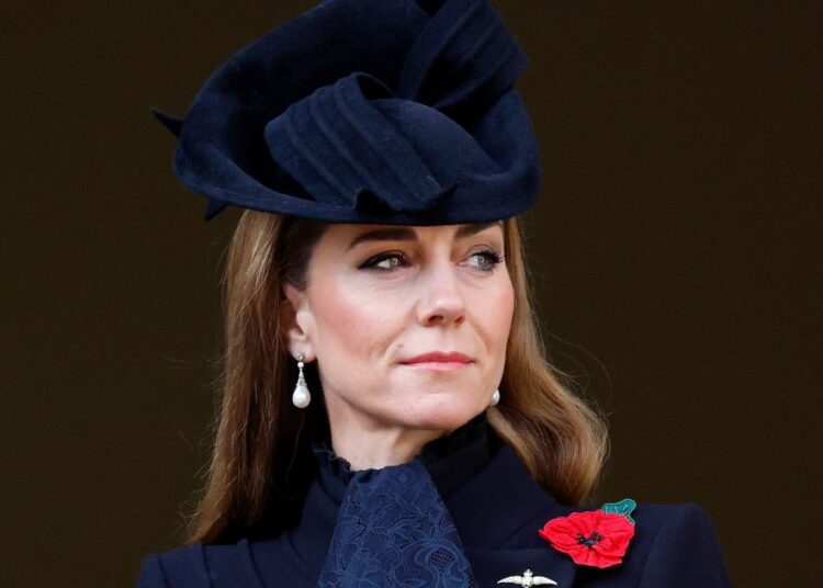 Palace divulga foto de Kate Middleton sozinha depositando uma coroa de flores