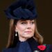 Palace divulga foto de Kate Middleton sozinha depositando uma coroa de flores