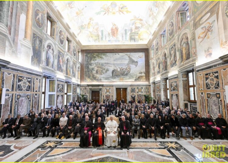 Papa Leão encontra Cate Blanchett e muitas outras celebridades durante audiência papal com a indústria cinematográfica (fotos): Foto 5241498 | Adam Scott, Alison Brie, Cate Blanchett, Chris Pine, Darren Aronofsky, Dave Franco, Gus Van Sant, Judd Apatow, Leslie Mann, Monica Bellucci, Viggo Mortensen Fotos | Just Jared: notícias e fofocas sobre celebridades