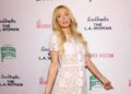 Paris Hilton parece uma ‘deusa’ em fotos de conjunto de saia
