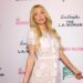 Paris Hilton parece uma ‘deusa’ em fotos de conjunto de saia